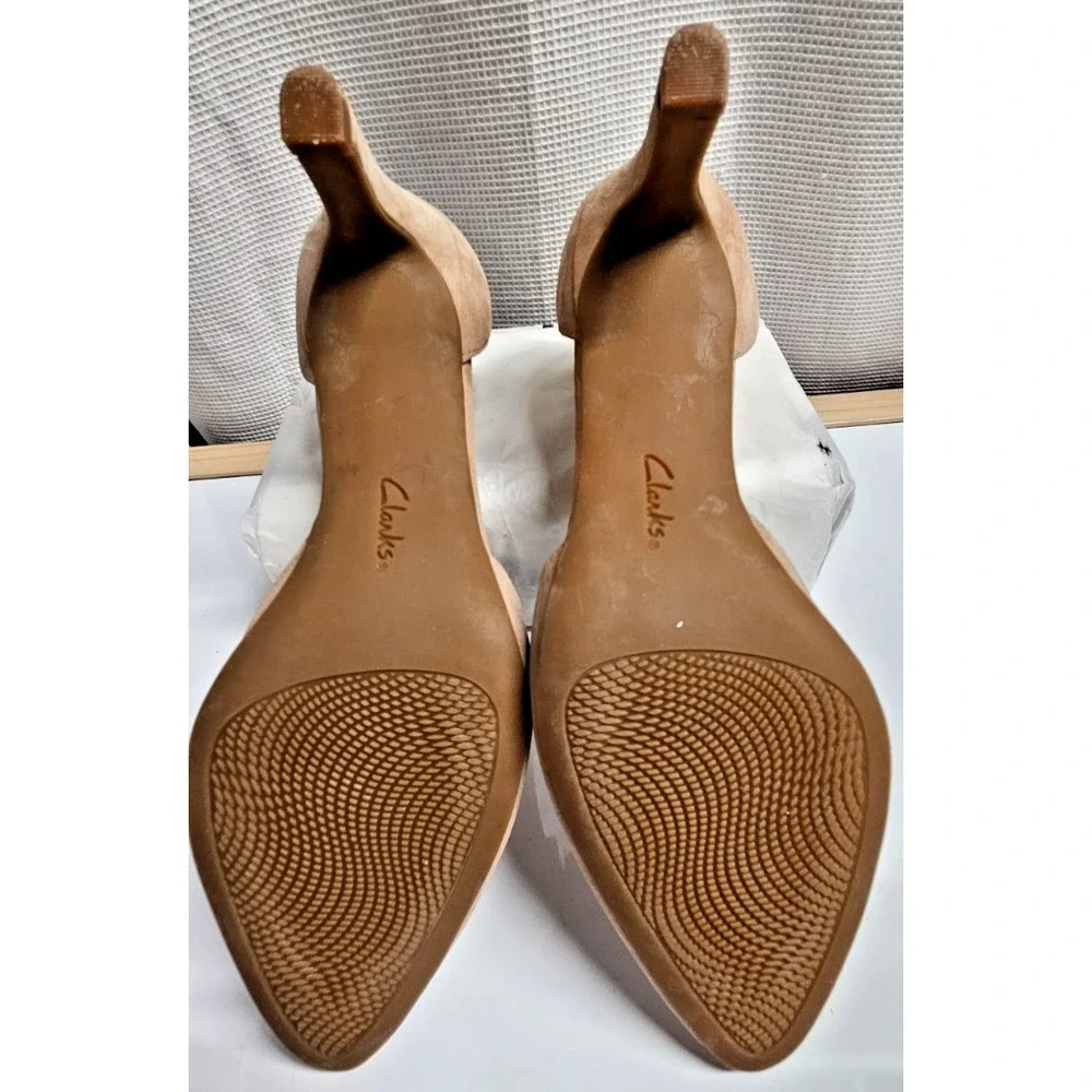 Clarks Artisan women Calla Lily‎ suede pumps heel zipper beige Sz 8.5M